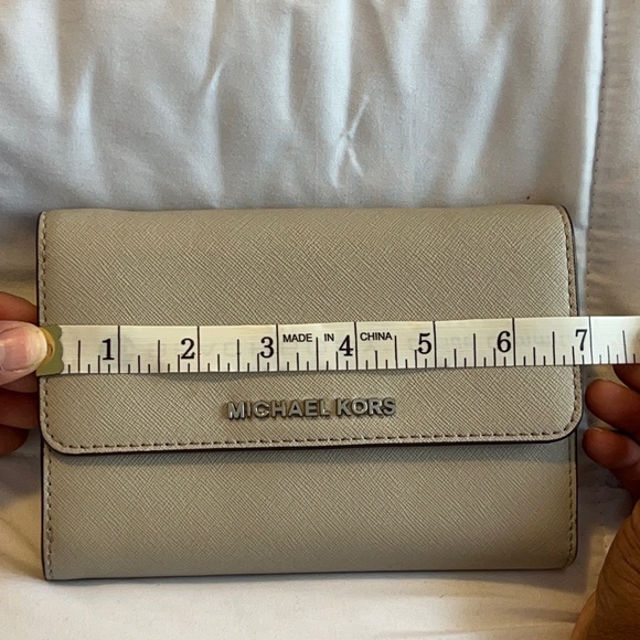 MICHAEL KORS GREY SAFFIANO LEATHER CHAIN BAG - Picture 15 of 16